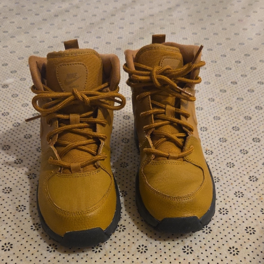Nike Kids Tan and Black Boots - Picture 4 of 8